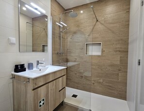 Shower, hair dryer, bidet, towels - Retiro do Sol - Charming apartment in Lagos (Lagos)