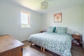 3 bedrooms, desk, iron/ironing board, travel cot