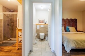 Douche, articles de toilette écologiques, sèche-cheveux