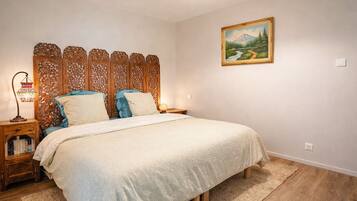 3 bedrooms, desk, iron/ironing board, travel crib