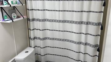 Haartrockner, Handtücher, Seife, Shampoo