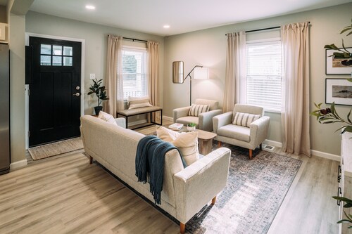 3BR Modern Family House • EVV Airport & Venue 812 • Sleeps 6