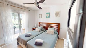 2 chambres, fer et planche à repasser, Wi-Fi gratuit, draps fournis