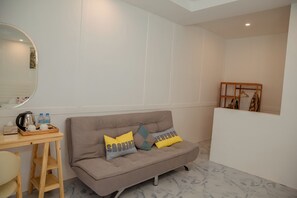 Chambre Deluxe double, balcon, vue sur le jardin | Salle de bain | Pantoufles