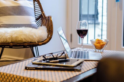 Unique Harbourside Apartment in Converted 18th Century Netloft, free parking