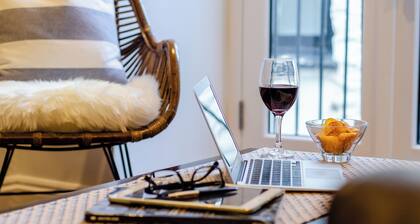 Unique Harbourside Apartment in Converted 18th Century Netloft, free parking