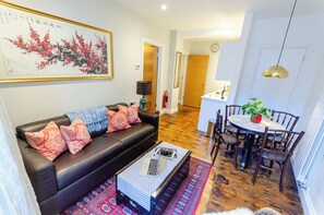 TV, DVD player - Unique Harbourside Apartment in Converted 18th Century Netloft, free parking (Saint Austell)
