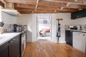 Kühlschrank, Mikrowelle, Geschirrspüler, Toaster