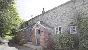 A stone building with a small brick extension, a door, and a sign that reads "CHE BAR CRE FORDA". - The Barn - Two Bedroom Cottage, Sleeps 4 (Camelford)
