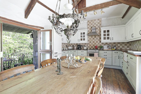 Fridge, oven, dishwasher, coffee/tea maker