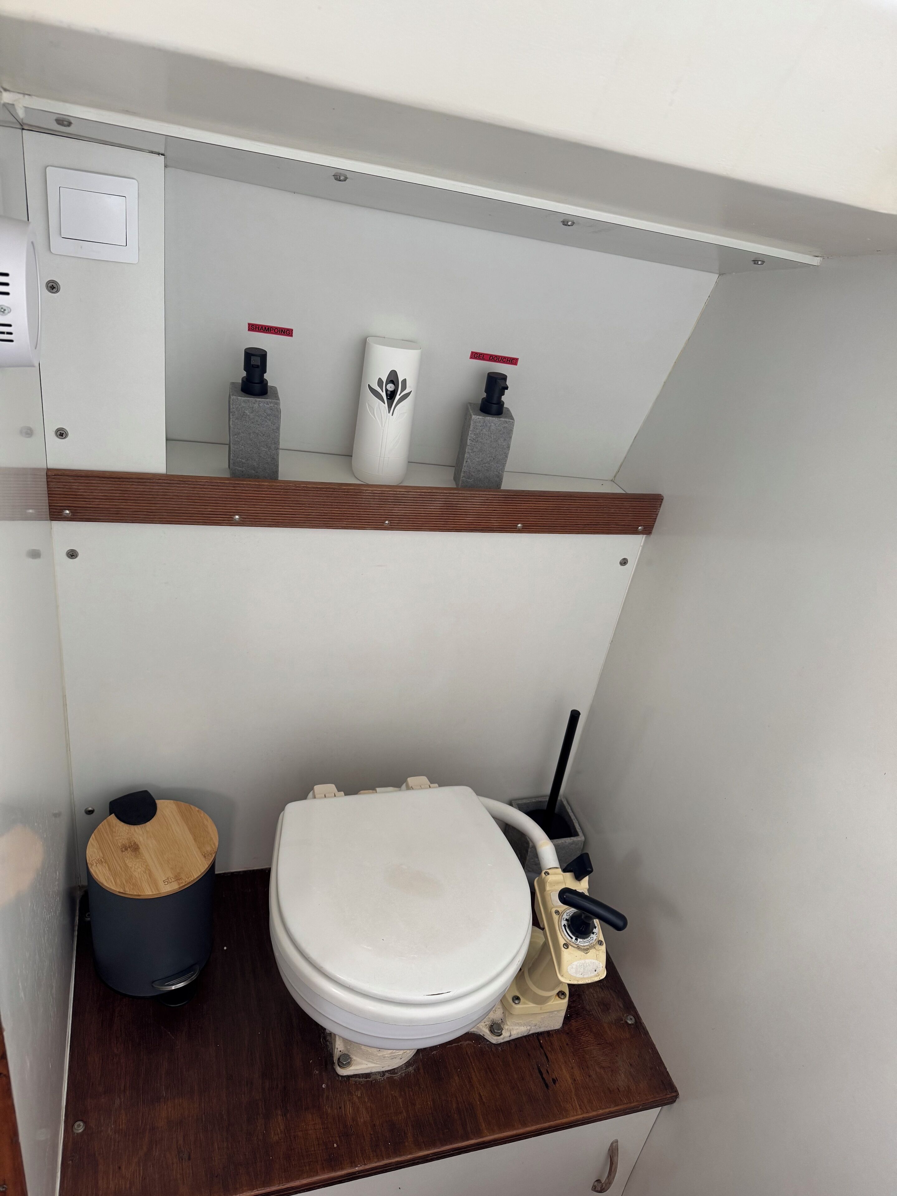 Douche, serviettes fournies, savon, shampoing