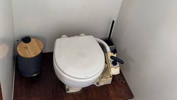 Douche, serviettes fournies, savon, shampoing