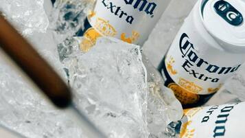 Una bandeja con latas de cerveza Corona Extra sobre hielo.
