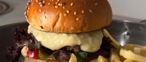 Ein Burger mit Pommes auf einem Teller.