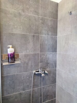 Familienapartment, Stadtblick | Badezimmer | Dusche, Haartrockner, Handtücher, Seife