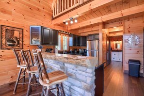 Fridge, microwave, oven, stovetop - Moonlight Meadow @ Hocking Hills (Logan)