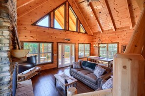 Una Smart TV, una chimenea, un futbolín
