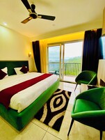 Habitación de lujo doble, vistas a la colina | Sistema de insonorización y wifi gratis