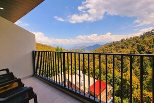 Habitación de lujo doble, vistas a la colina | Sistema de insonorización y wifi gratis