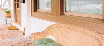 “La Playa” Downtown Brunswick Beach Cottage - near St. Simons & Jekyll 