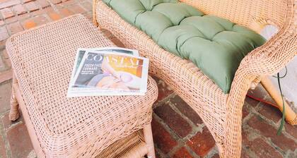 “La Playa” Downtown Brunswick Beach Cottage - near St. Simons & Jekyll