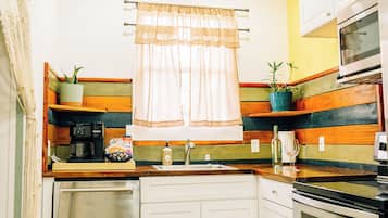 Een koelkast, een magnetron, een oven, een kookplaat