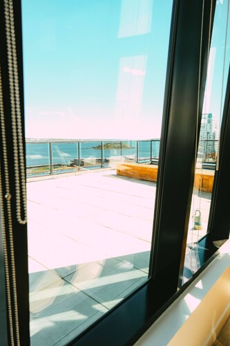NEW Pause Penthouse Lofts -Downtown- Free Parking