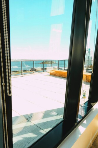 NEW Pause Penthouse Lofts -Downtown- Free Parking