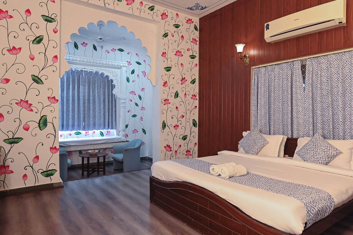 Une chambre à coucher avec un lit, un bureau et une chaise.