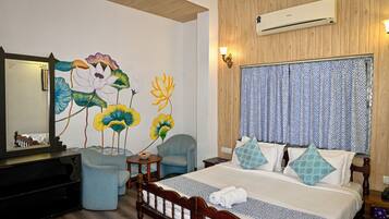 Deluxe Double Room | Laptop workspace, free WiFi, bed sheets