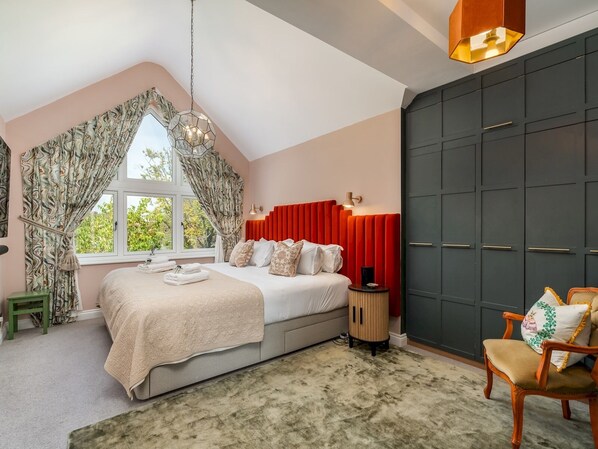 3 bedrooms, iron/ironing board, free WiFi, bed sheets