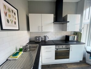 Fridge, microwave, oven, cookware/dishes/utensils - Spacious Hillhead Haven - Pass the Keys (Glasgow)