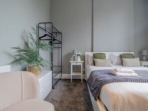 1 slaapkamer, een strijkplank/strijkijzer, gratis wifi, beddengoed