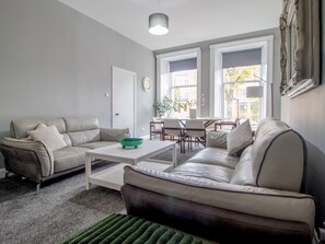 TV - Spacious Hillhead Haven - Pass the Keys (Glasgow)