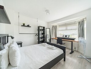 5 Schlafzimmer, Schreibtisch, Bügeleisen/Bügelbrett, kostenloses WLAN