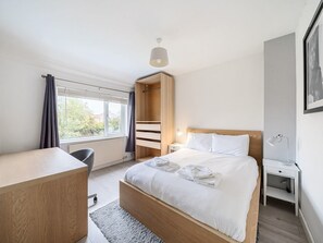 5 bedrooms, desk, iron/ironing board, free WiFi
