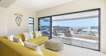 3-Bedroom Villa in Camps Bay, Cape Town with Pool and amazing ocean views