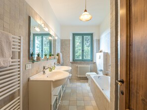 Shower, hair dryer, bidet, towels
