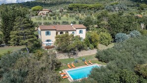 A large house with a swimming pool and outdoor seating. - Casa Pippin 8, Emma Villas (Cortona)