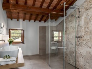 Een douche, een haardroger, een bidet, handdoeken