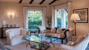 Smart-TV, Kamin, Stereoanlage