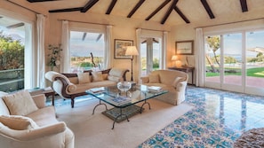 Smart TV, fireplace, stereo