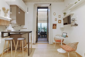 Studio Apartment, Via San Carpoforo 4 | Área de sala de estar | Televisión de pantalla plana 