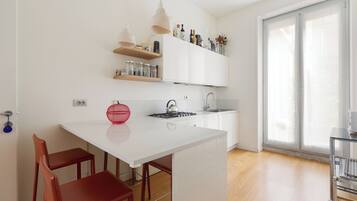 Appartamento con 2 Camere da Letto, Via Legnano 8 | Private kitchen | Fridge, microwave, stovetop, espresso maker