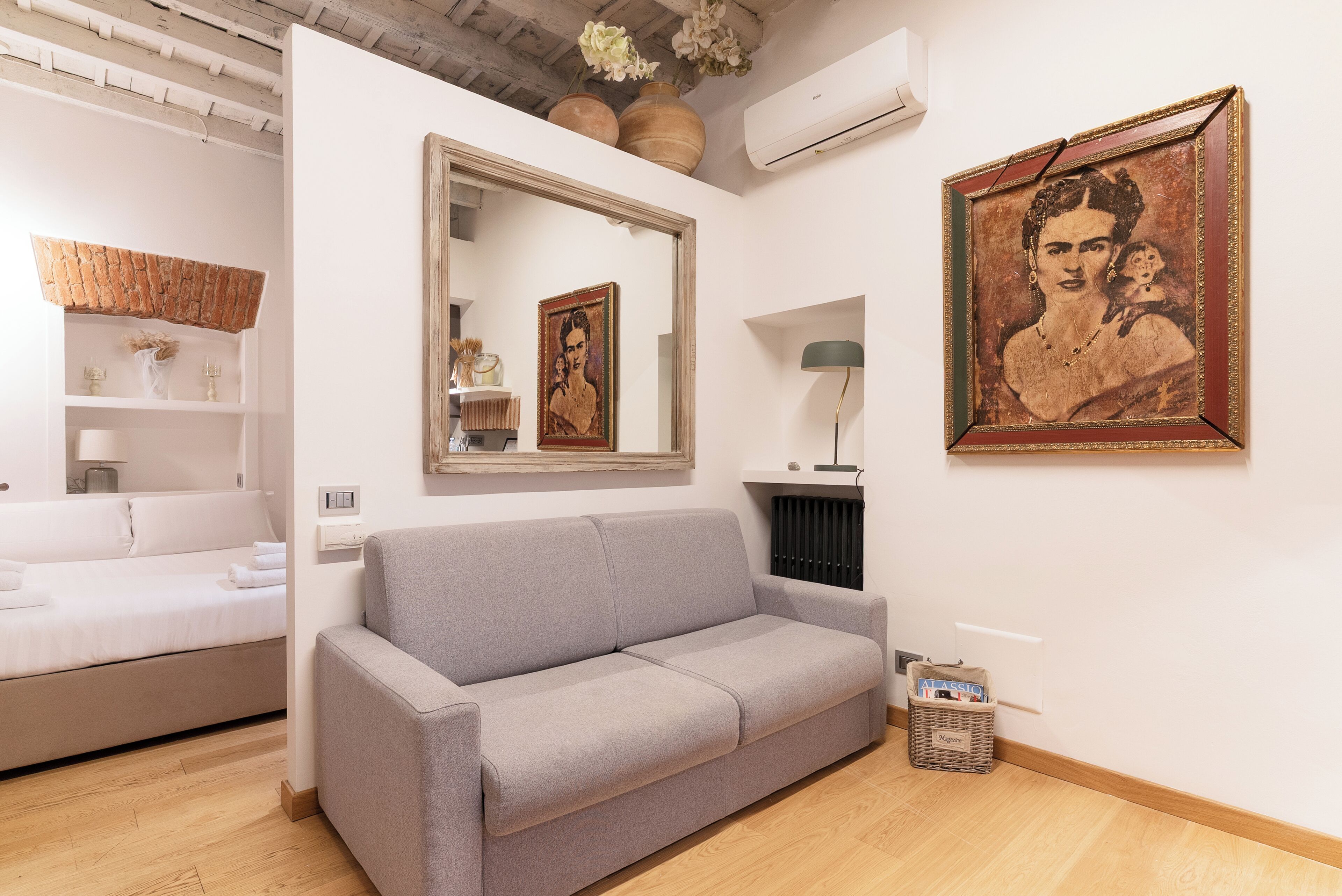 Studio Apartment, Via San Carpoforo 4 | Living area
