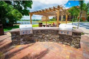 Outdoor dining - Westgate Lakes Resort • 1BR Sleeps 4 • Full Resort Access • Near Disney (Orlando)