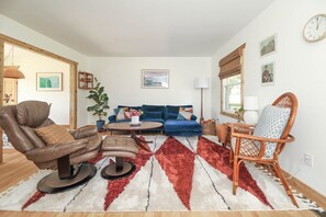 TV, DVD player, books, video library - Sycamore Shade: 151 House, HOT TUB, Mountain Views (Afton)