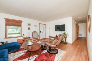 TV, DVD player, books, video library - Sycamore Shade: 151 House, HOT TUB, Mountain Views (Afton)