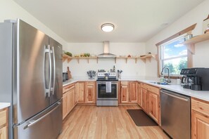 Fridge, microwave, oven, stovetop - Sycamore Shade: 151 House, HOT TUB, Mountain Views (Afton)