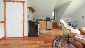 Ein geräumiges Loft mit Küche, Essbereich und großem Fenster.